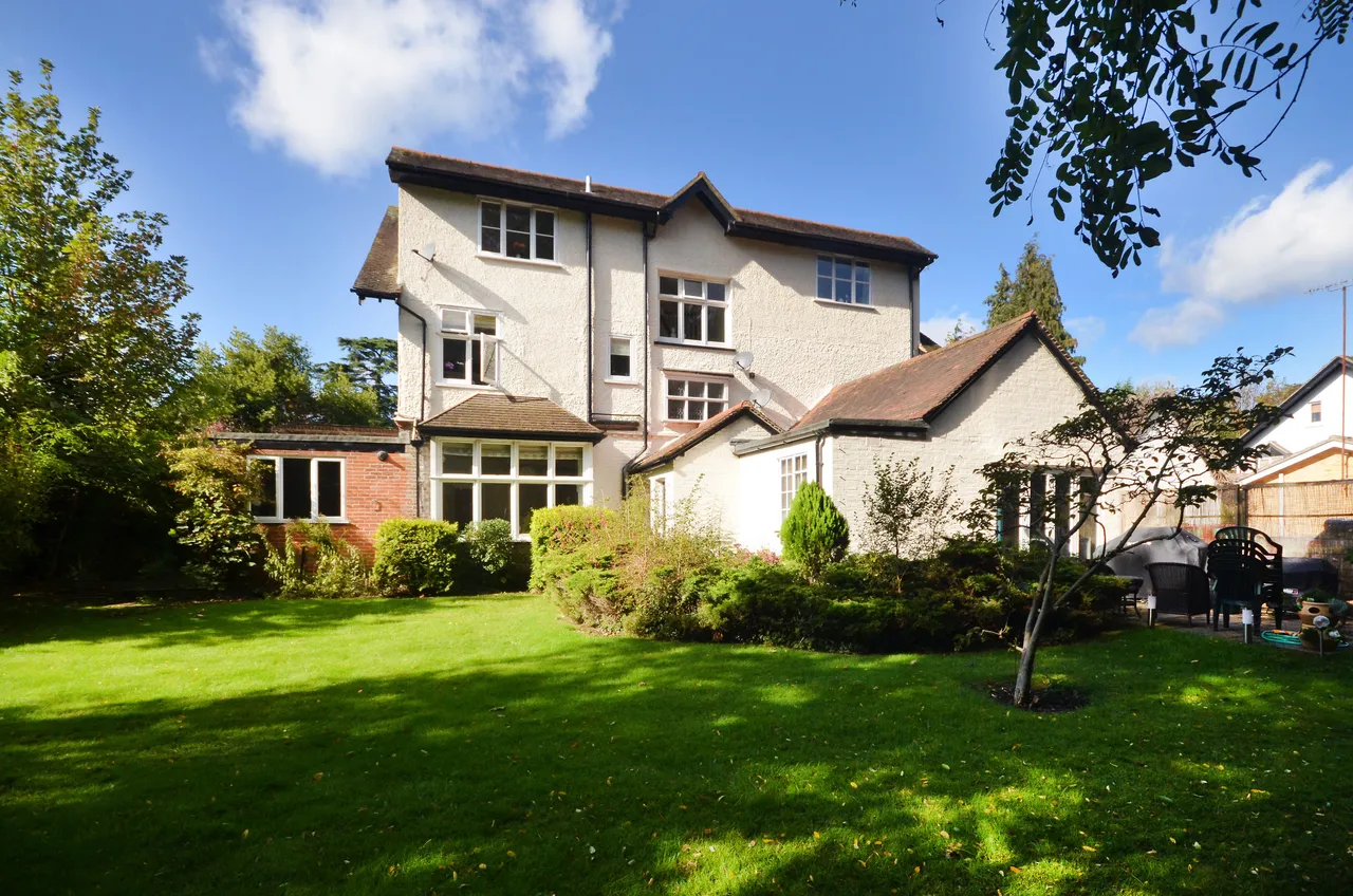 2 bed flat for sale, West Byfleet, KT14