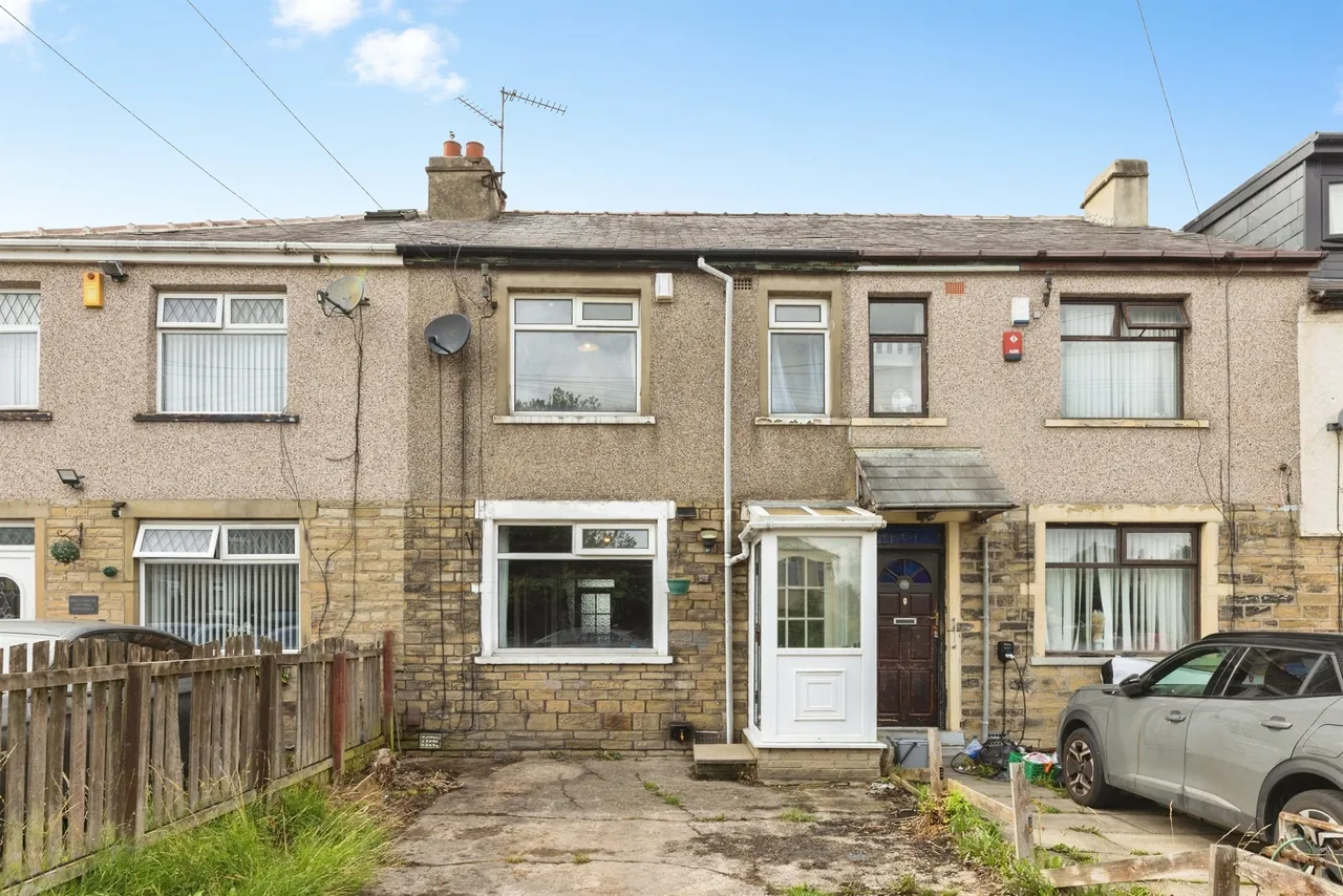 3 bed house for sale — Dovesdale Grove, Bradford