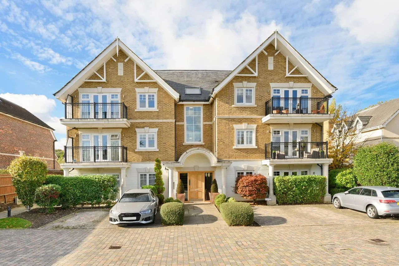 2 bed flat for sale, More Lane, Esher, KT10
