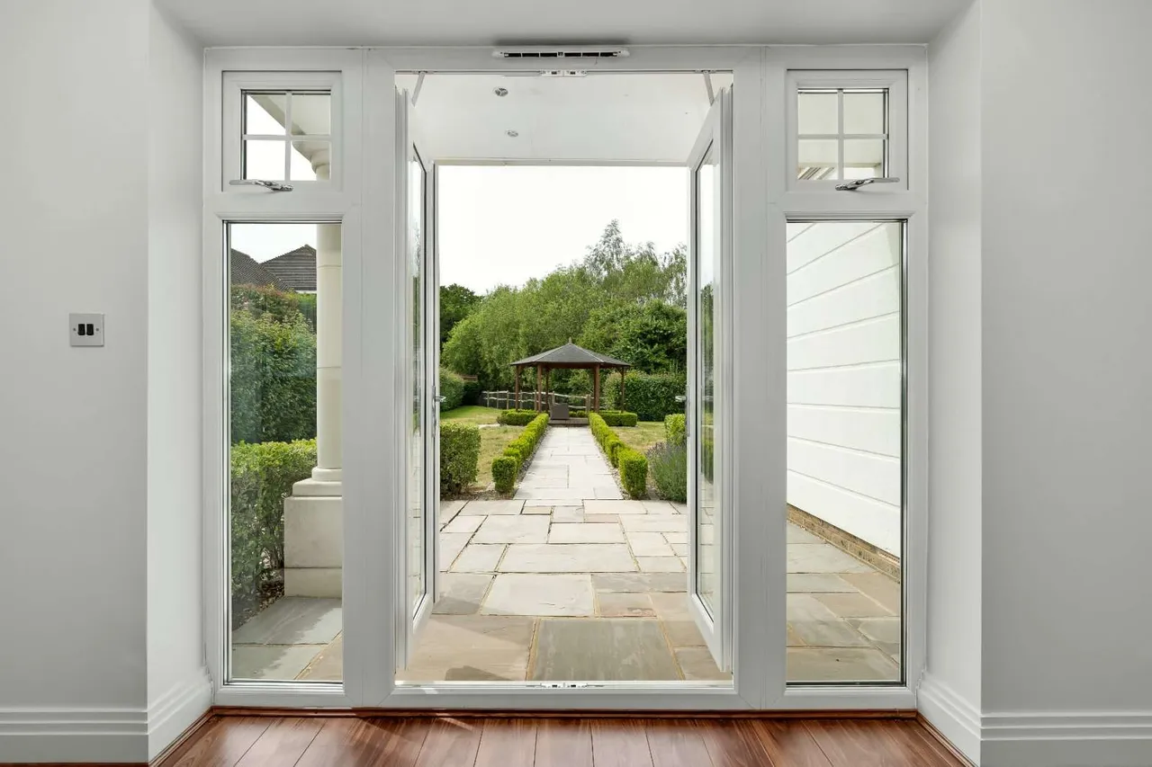 More Lane, Esher, KT10, photo 3
