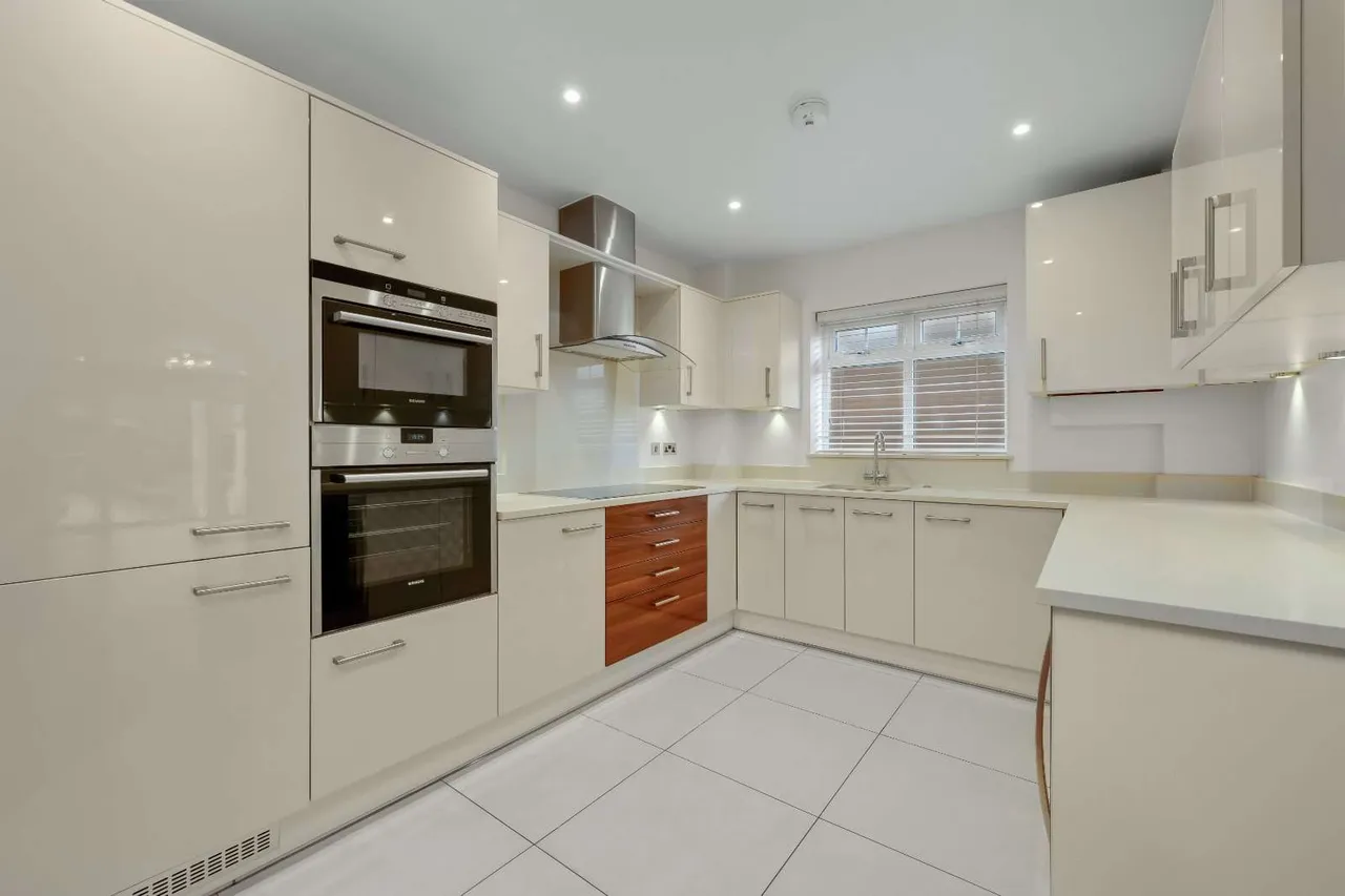 More Lane, Esher, KT10, photo 4