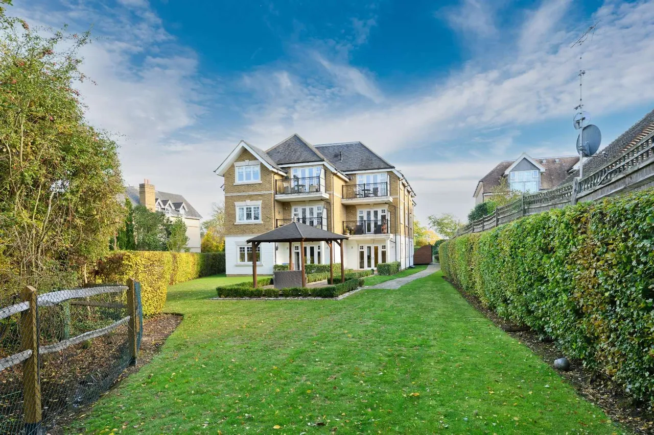 More Lane, Esher, KT10, photo 11
