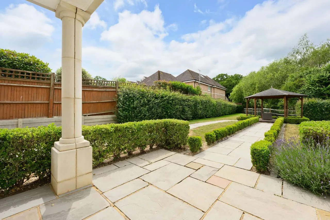 More Lane, Esher, KT10, photo 9