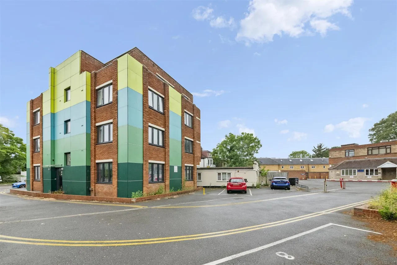 Madison Court, Uxbridge, photo 3