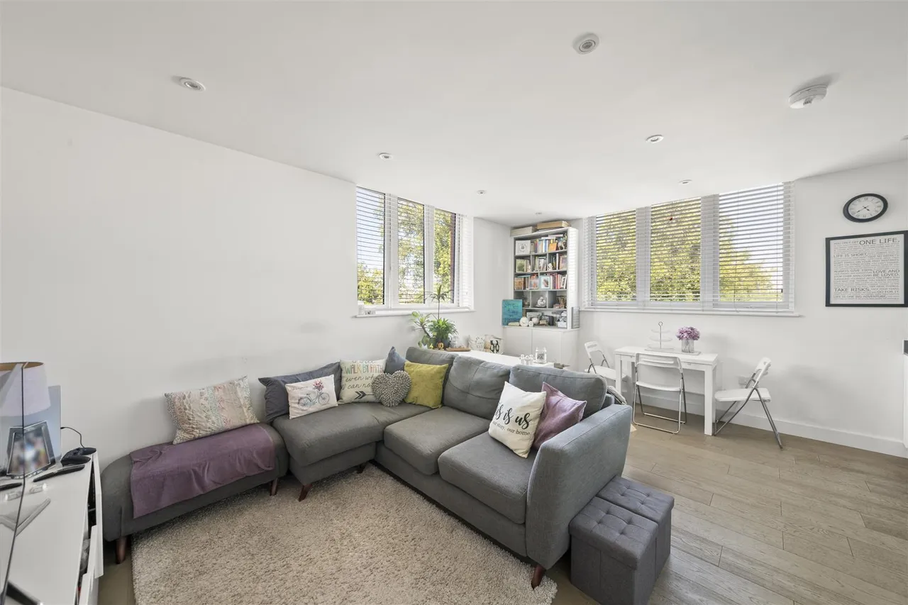 Madison Court, Uxbridge, photo 2