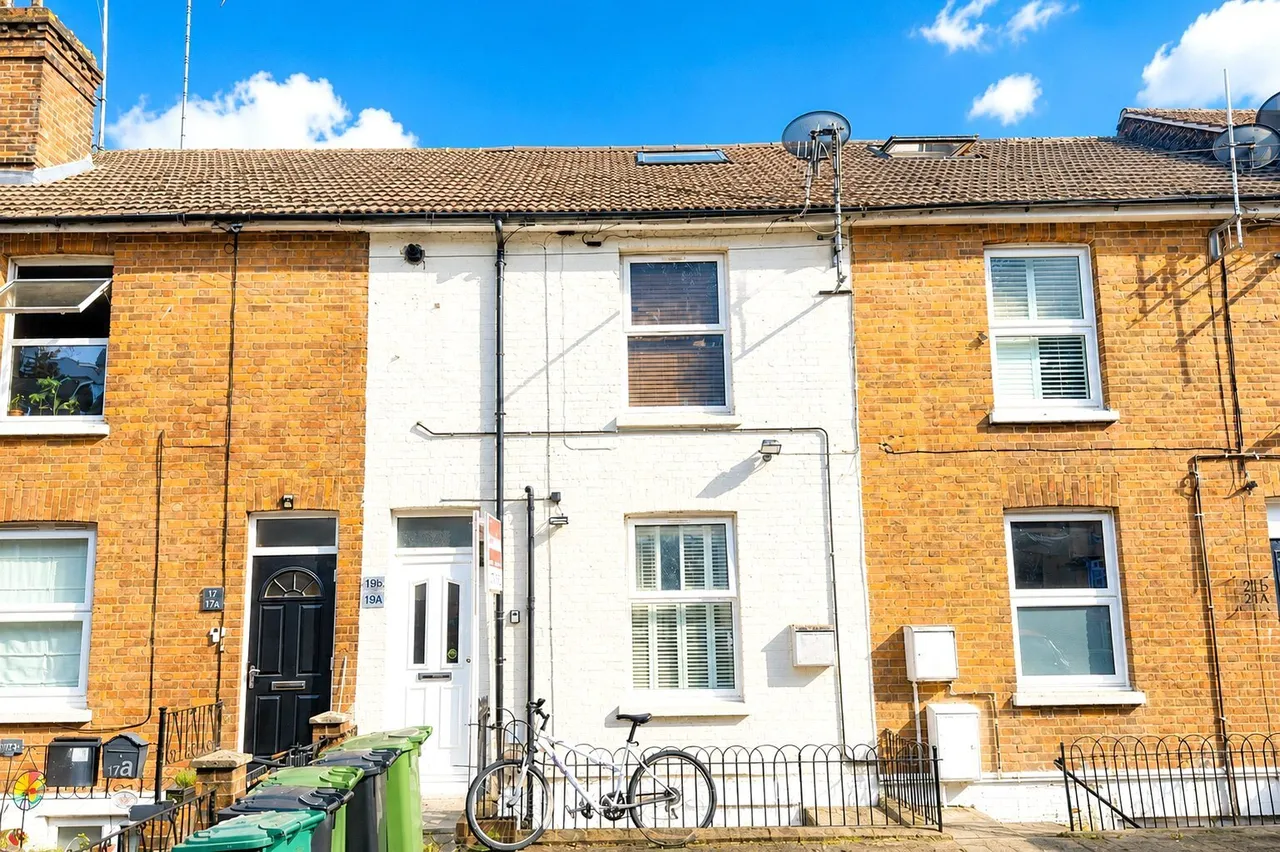 2 bed flat for sale, Garlands Road, Redhill, RH1