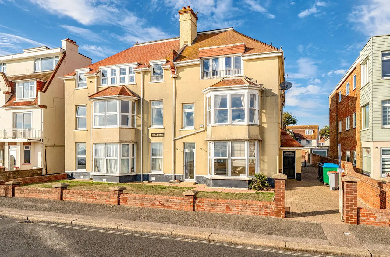 2 bed property for sale, Marine Drive West, Bognor Regis, PO21