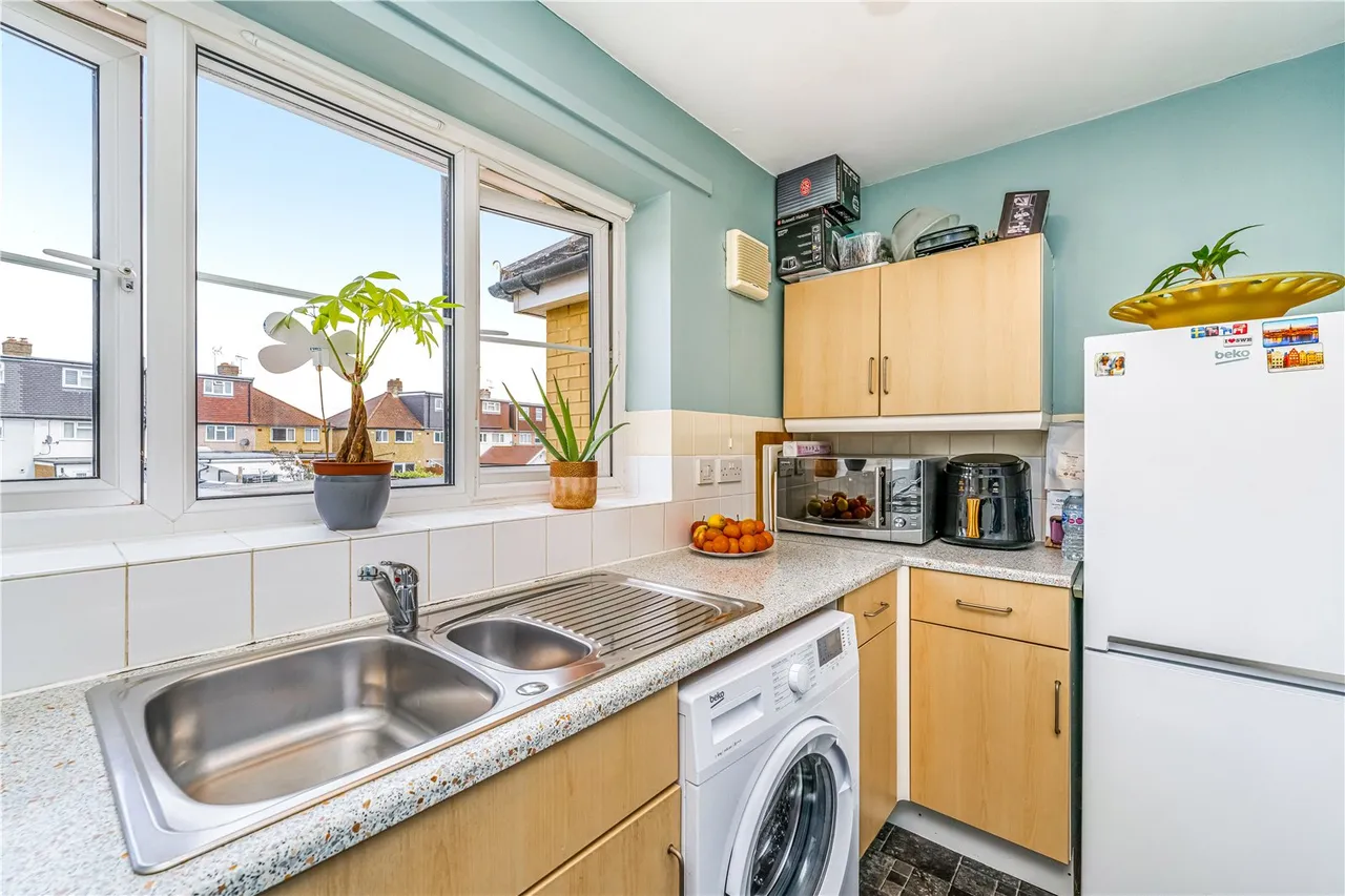 Shepherd Close, Hanworth, TW13 6PG, photo 4