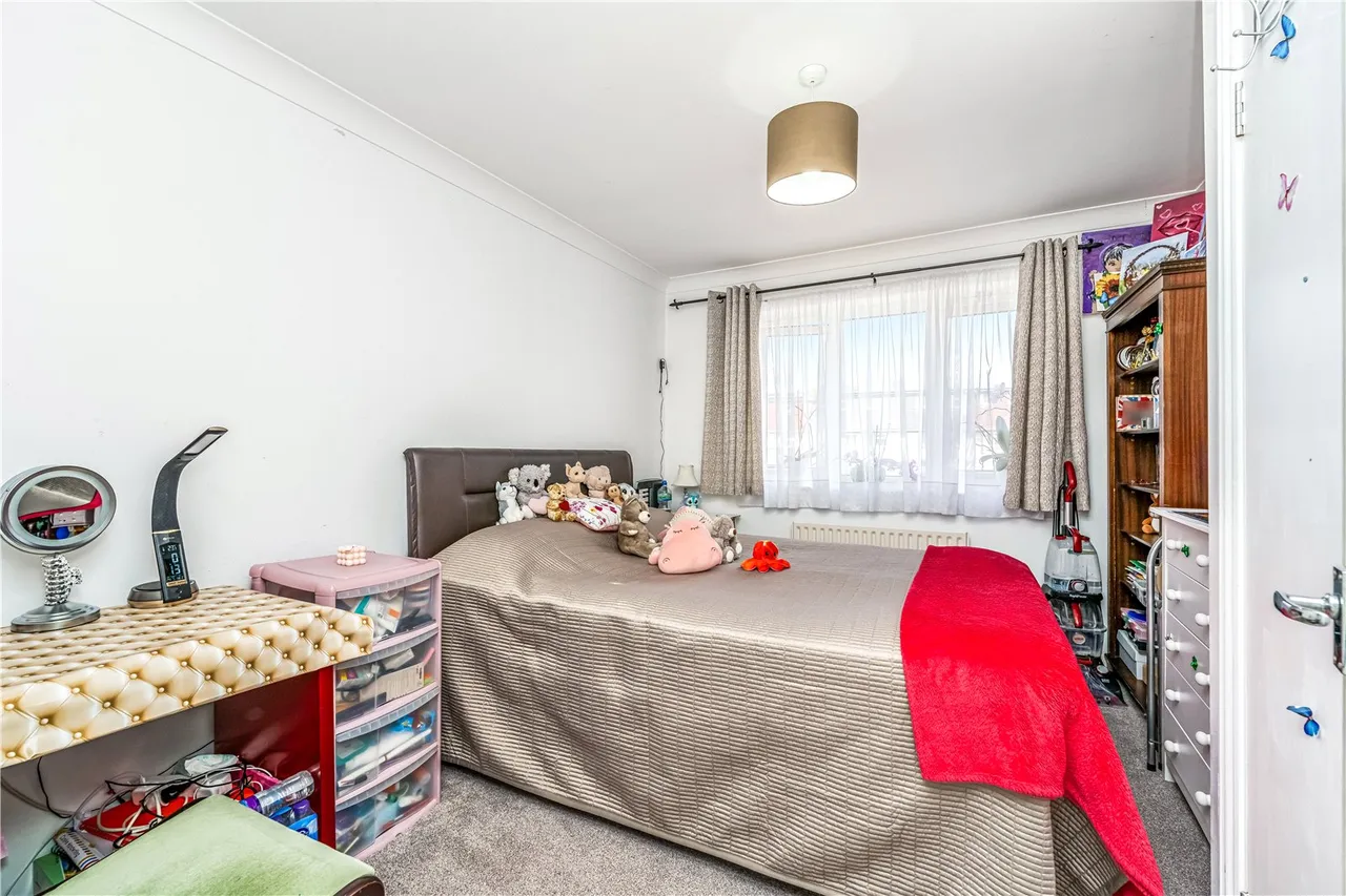 Shepherd Close, Hanworth, TW13 6PG, photo 5