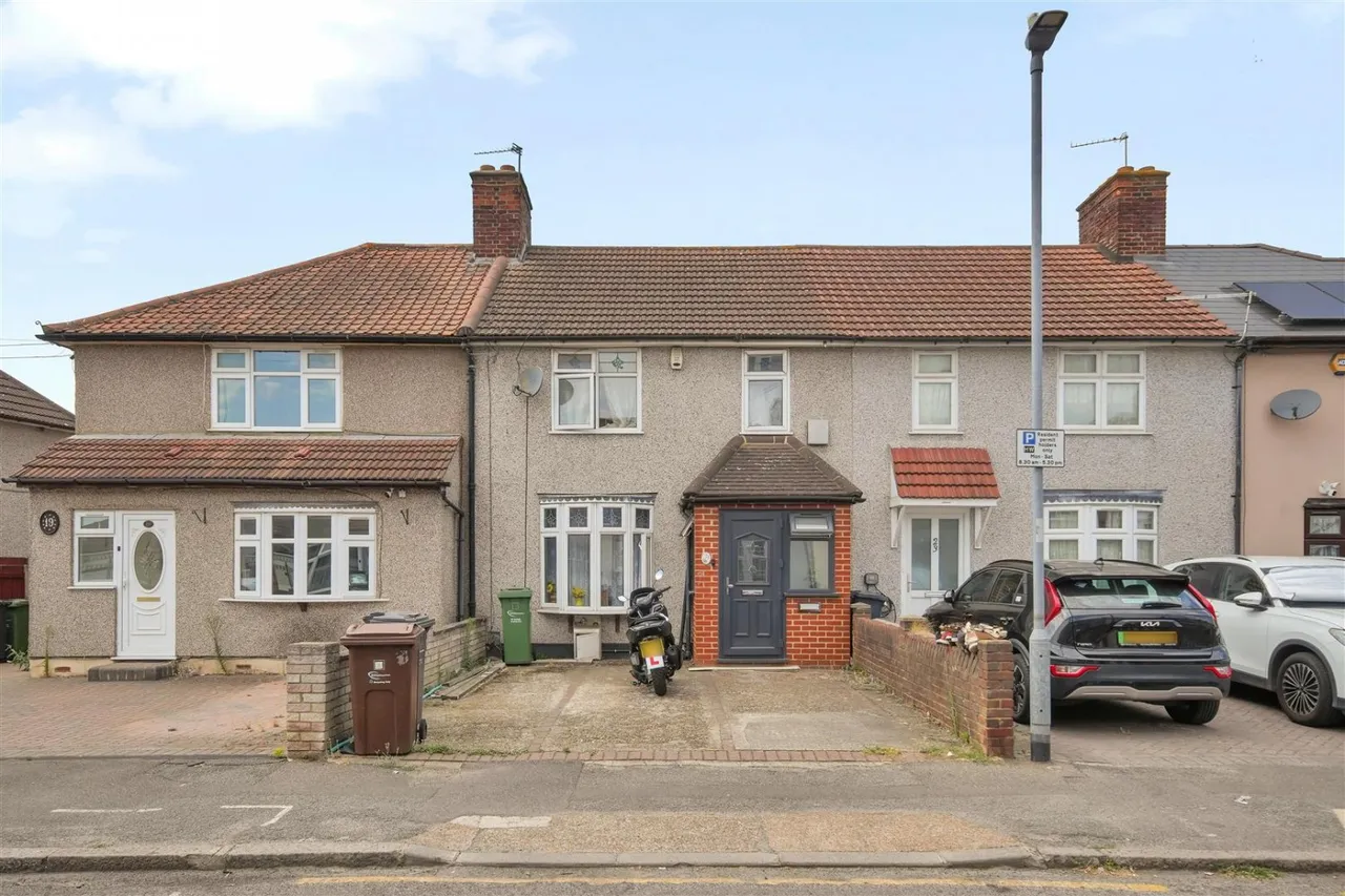 4 bed house for sale — Osborne Road, Dagenham, RM9