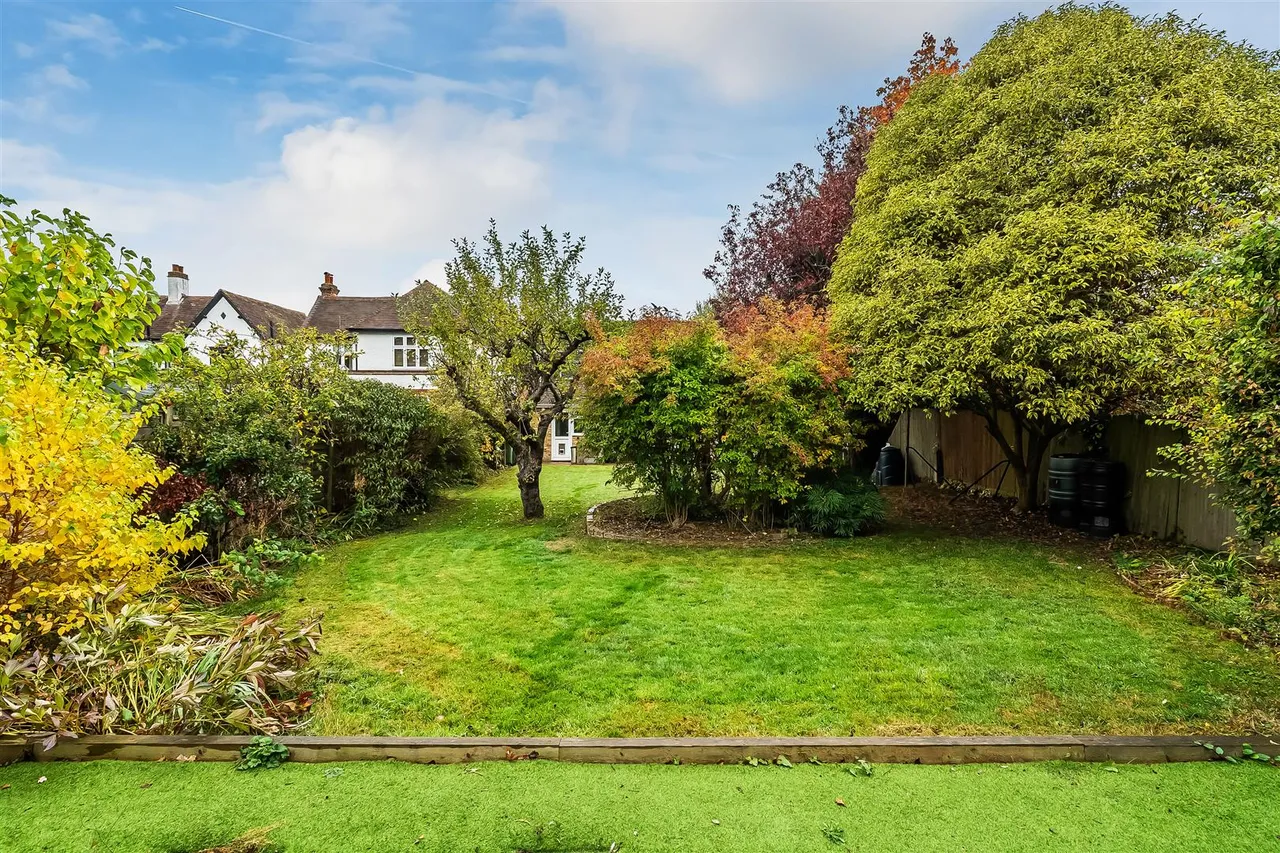 Agates Lane, Ashtead, KT21, photo 4