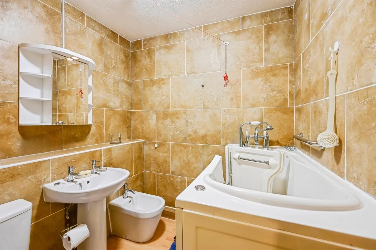 Tudor Court, Liverpool, L19, photo 9