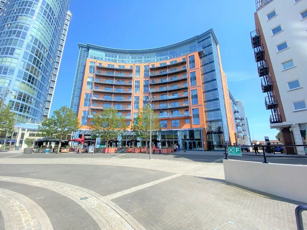 1 bed flat for sale — The Crescent Builiding, Gunwharf Quays, Portsmouth, PO1
