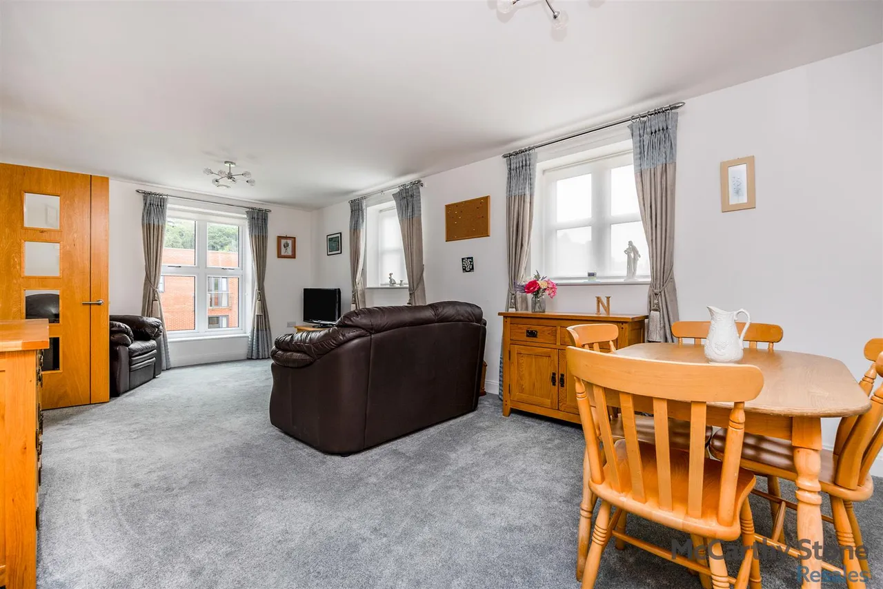 2 bed flat for sale, Ockford Road, Godalming, GU7