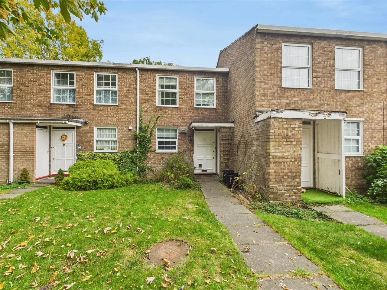 3 bed property for sale — Armstrong Close, Pinner, HA5 2LA