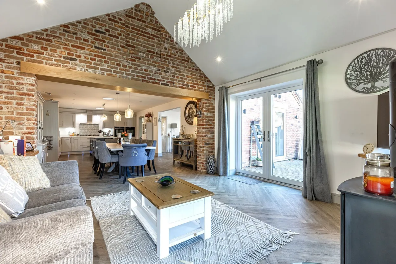 Detached Three-Bedroom Home in Upwell, photo 8