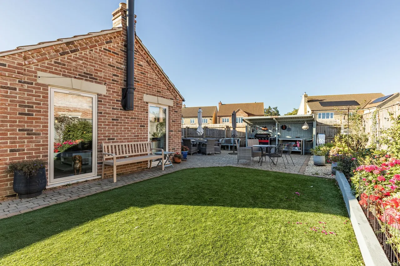 Detached Three-Bedroom Home in Upwell, photo 18