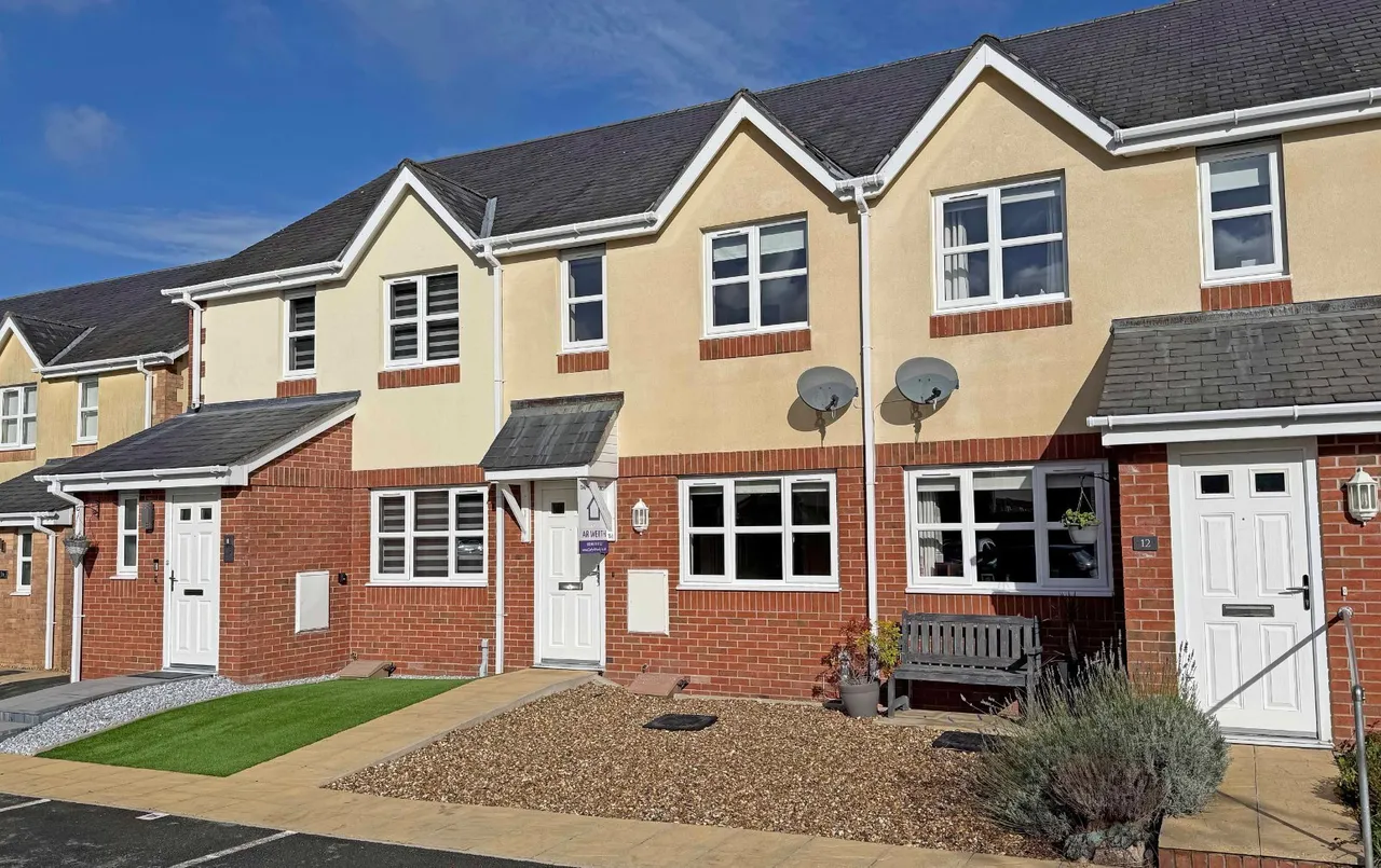 2 bed house for sale, Maes Y Coed, Llanddaniel