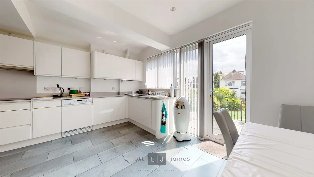 Worcester Crescent, Woodford Green, photo 8