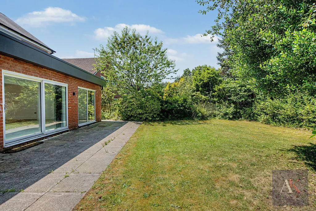 Highlands Road Bamford, Rochdale OL11 5PD, photo 32