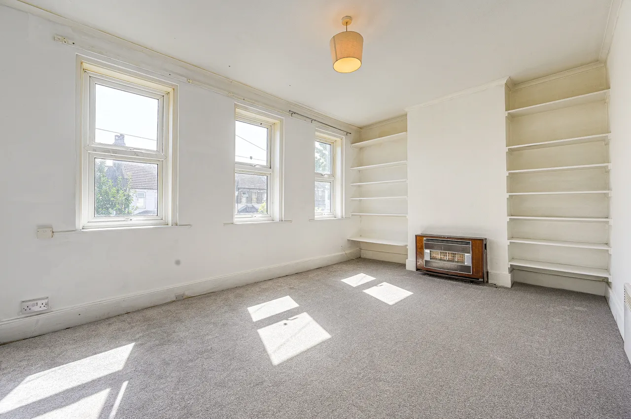66 Griffin Road, London, photo 2