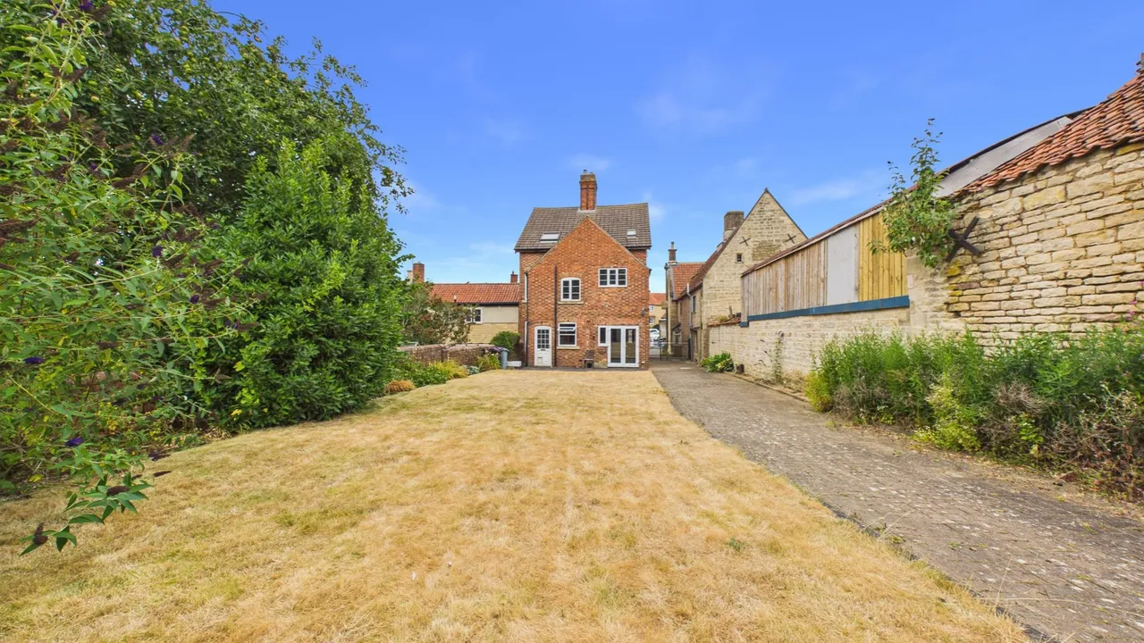 4 bed house for sale — Market Place, Corby Glen, NG33