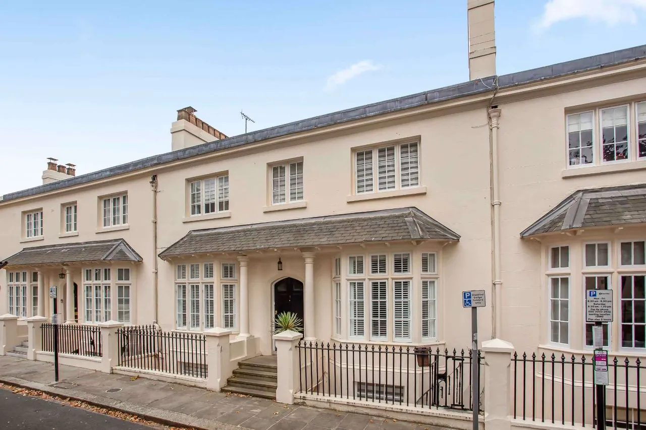 3 bed house for sale — Park Village West, Regent's Park, London, NW1 4AE
