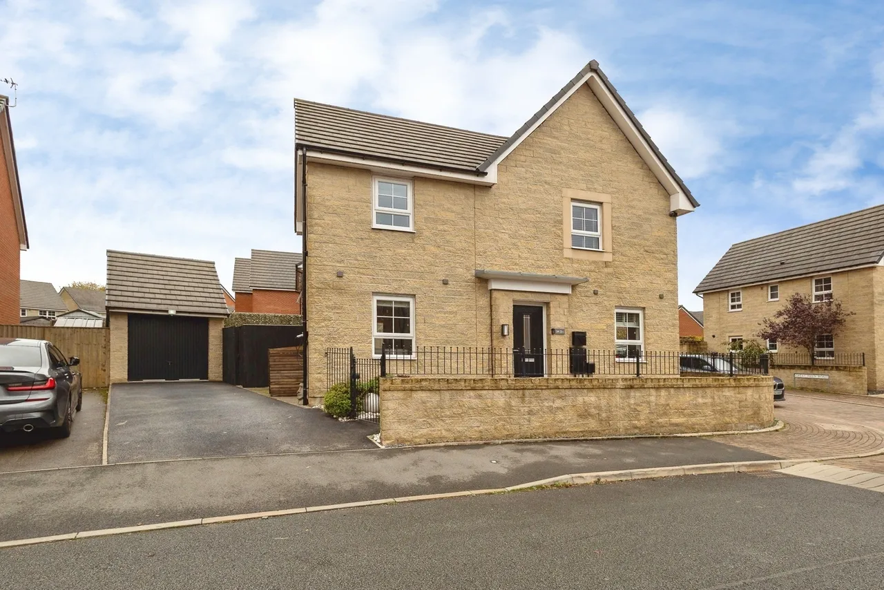 5 bed house for sale, Sgt Mark Stansfield Way, SK14