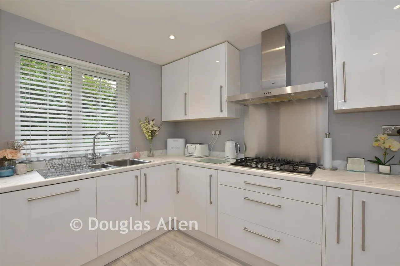 Latimer Drive, Steeple View, SS15, photo 3