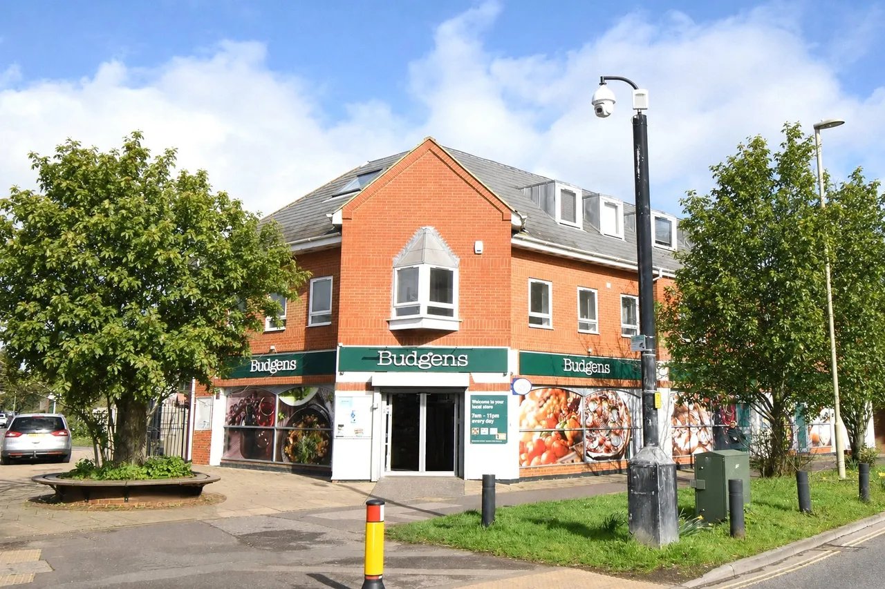 2 bed flat for sale — London Road, Hook, Hampshire, RG27 9DY