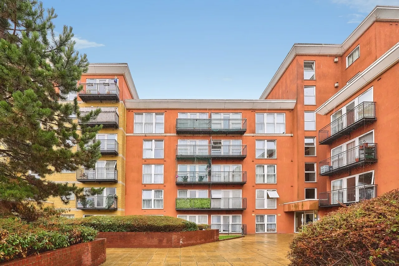 2 bed flat for sale — Monarch Way, IG2