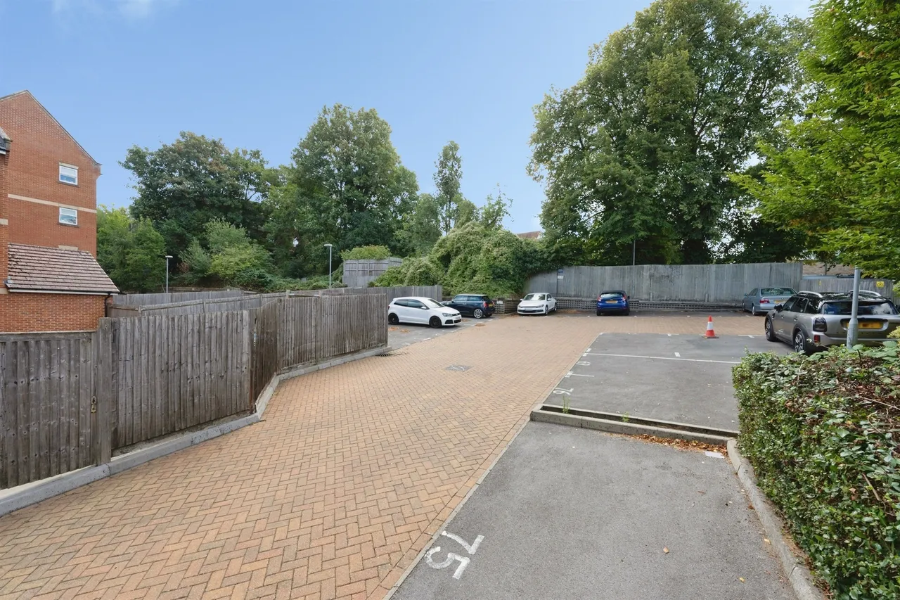 Walton Road, Bushey, photo 11