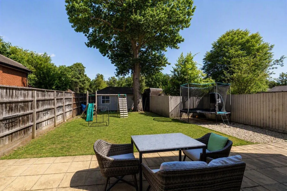 Alexander Close, Finchampstead, RG40, photo 19