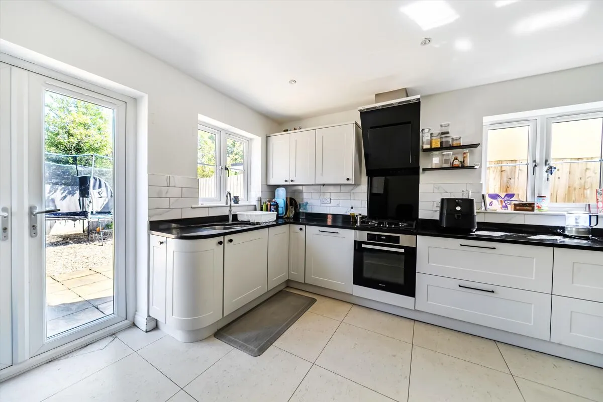Alexander Close, Finchampstead, RG40, photo 3