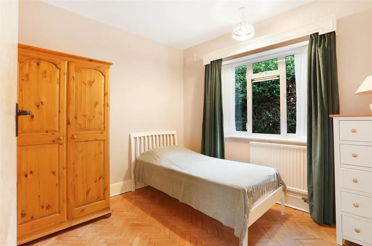 Anne Boleyn's Walk, Cheam, SM3, photo 14