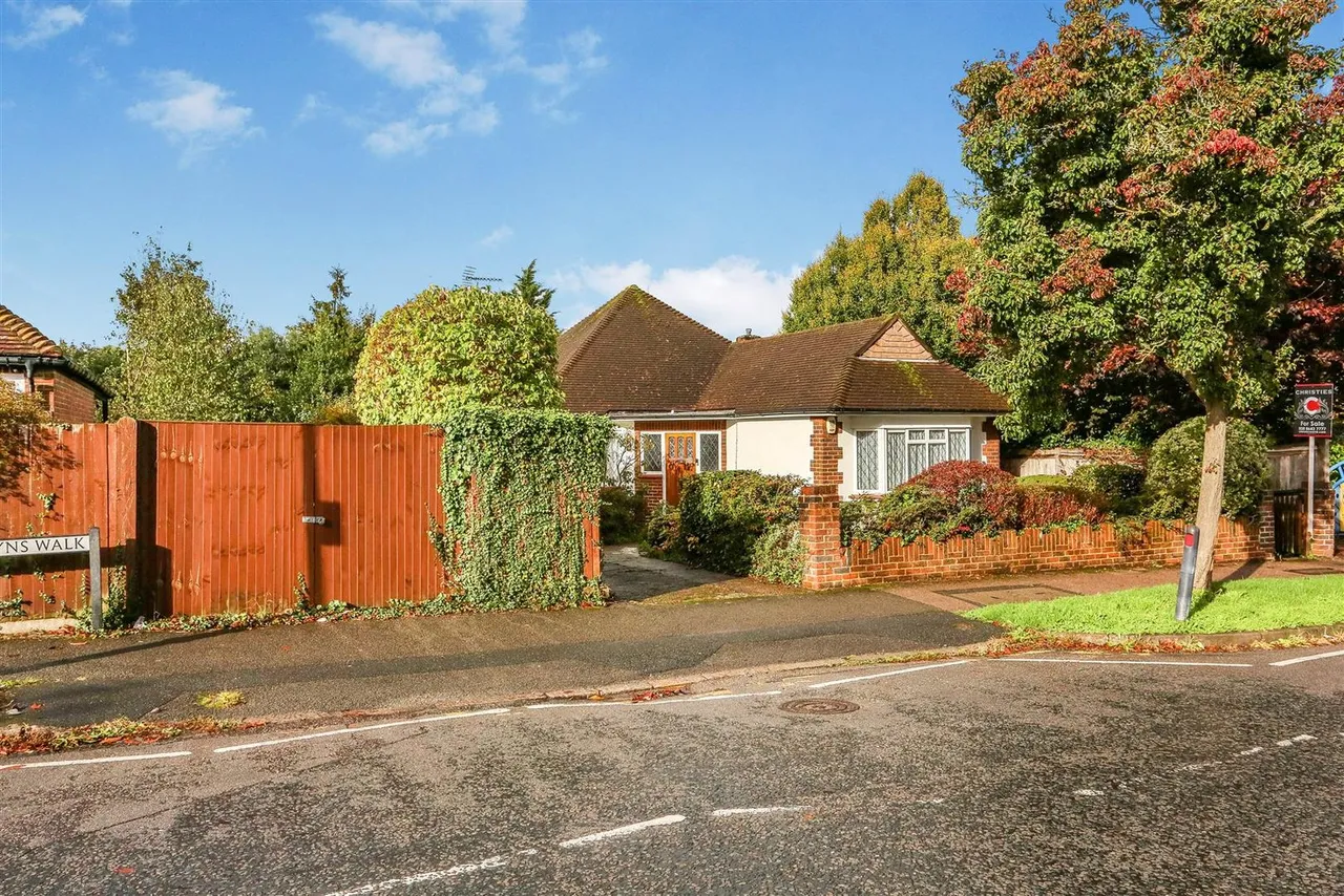 3 bed house for sale, Anne Boleyn's Walk, Cheam, SM3