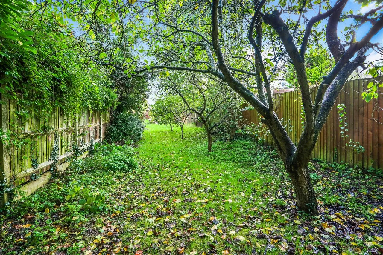 Anne Boleyn's Walk, Cheam, SM3, photo 4