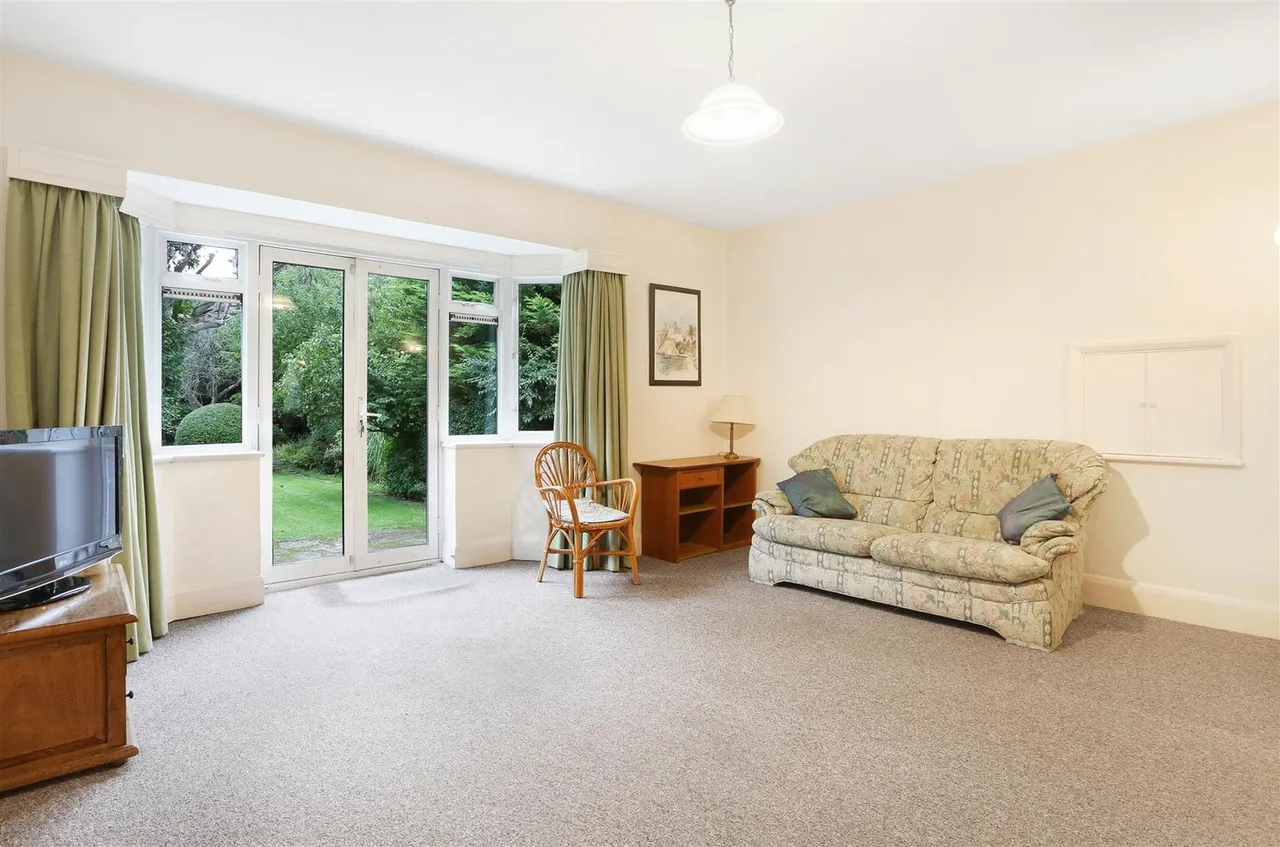 Anne Boleyn's Walk, Cheam, SM3, photo 8
