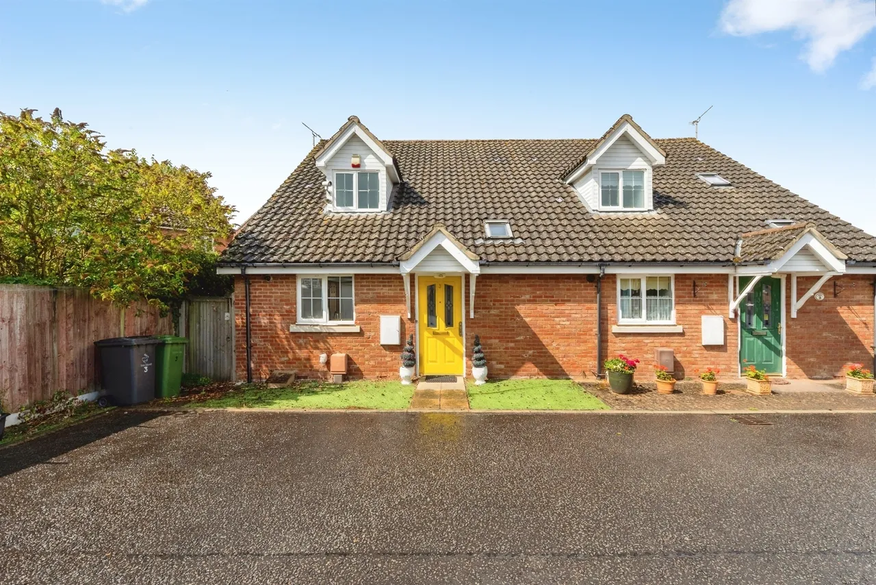 3 bed chalet for sale — Oakleigh Drive, Swaffham