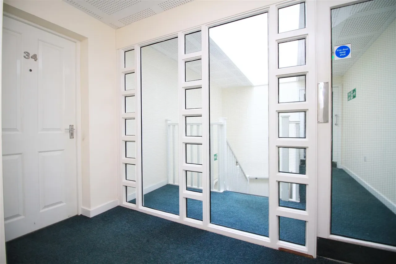 Christy Close, Hyde, photo 9