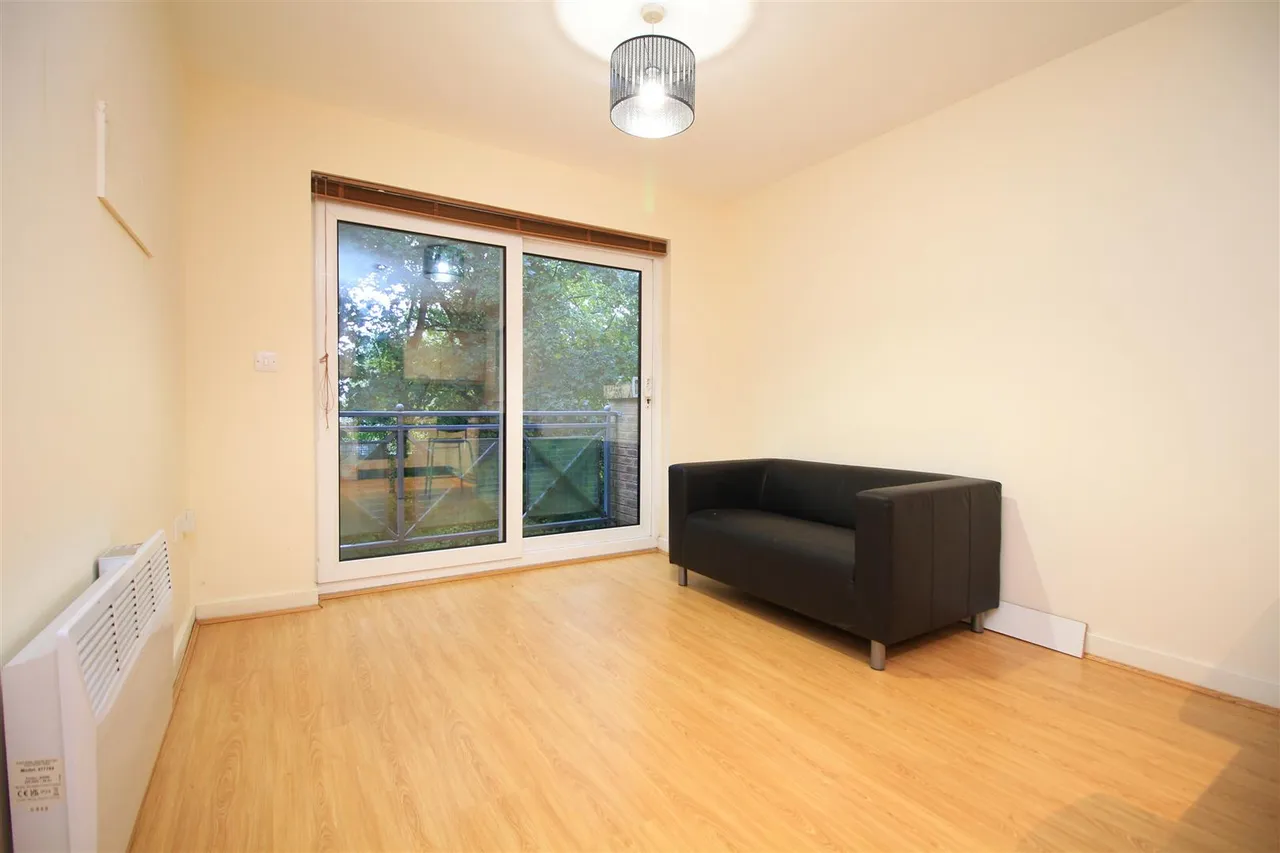 Christy Close, Hyde, photo 3