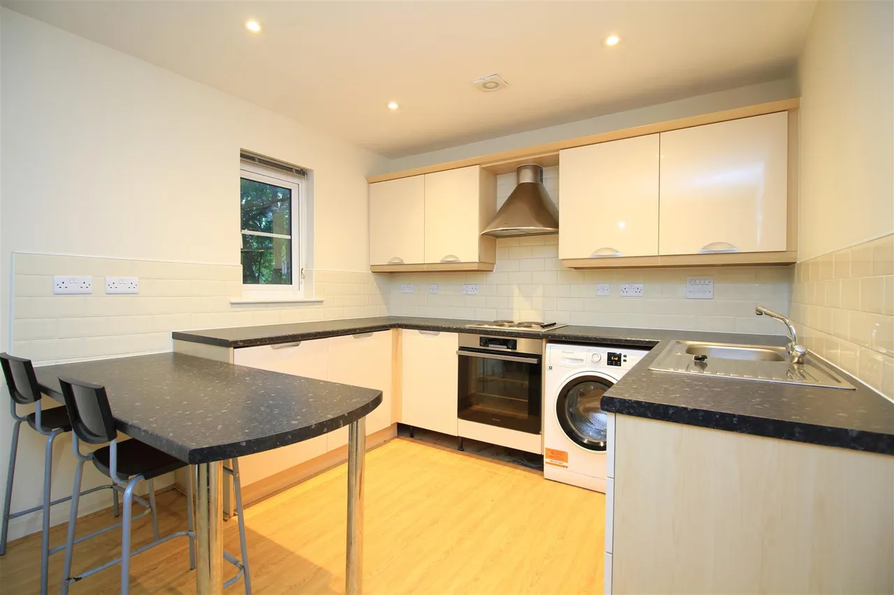 Christy Close, Hyde, photo 4