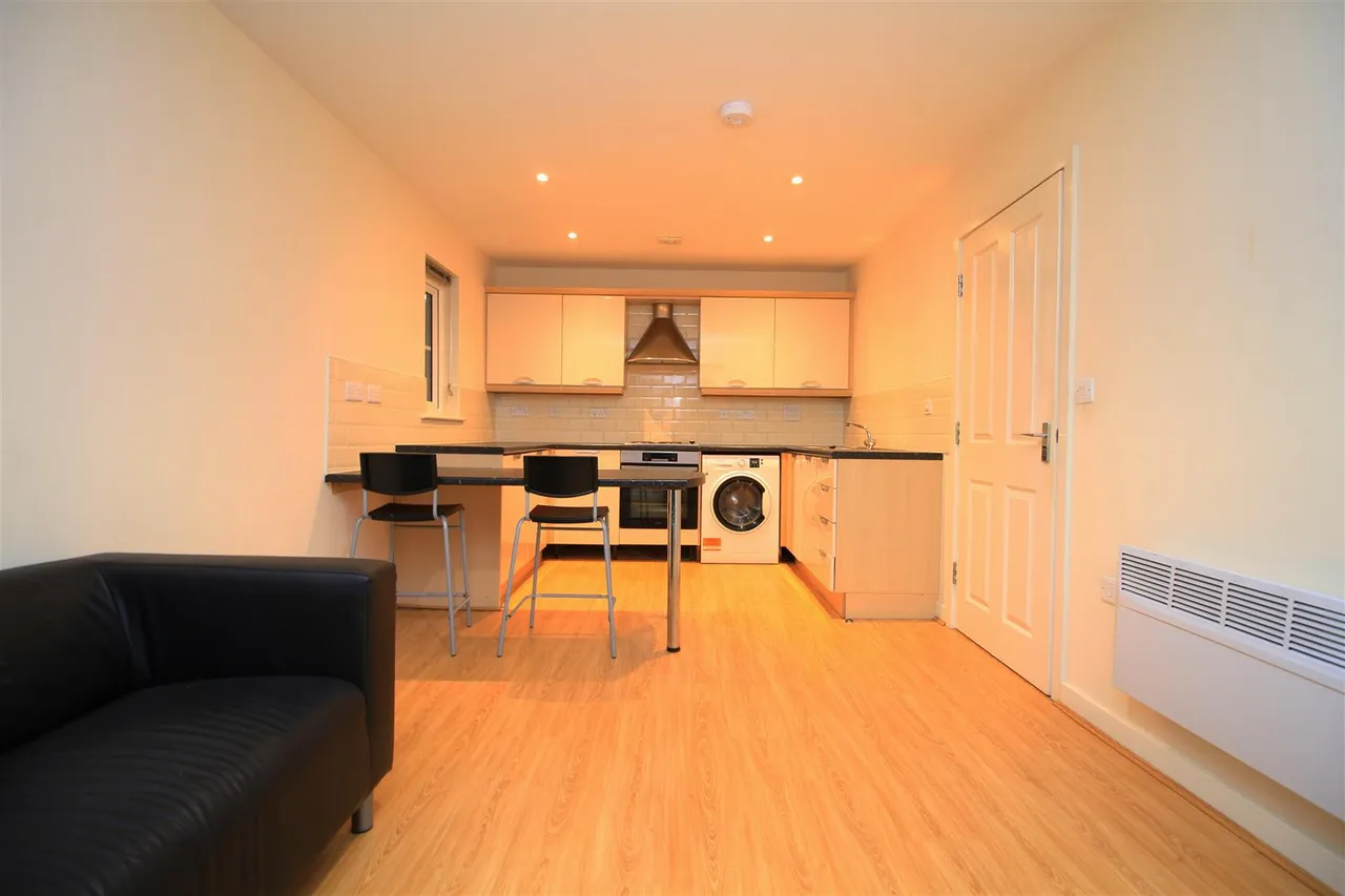 Christy Close, Hyde, photo 2