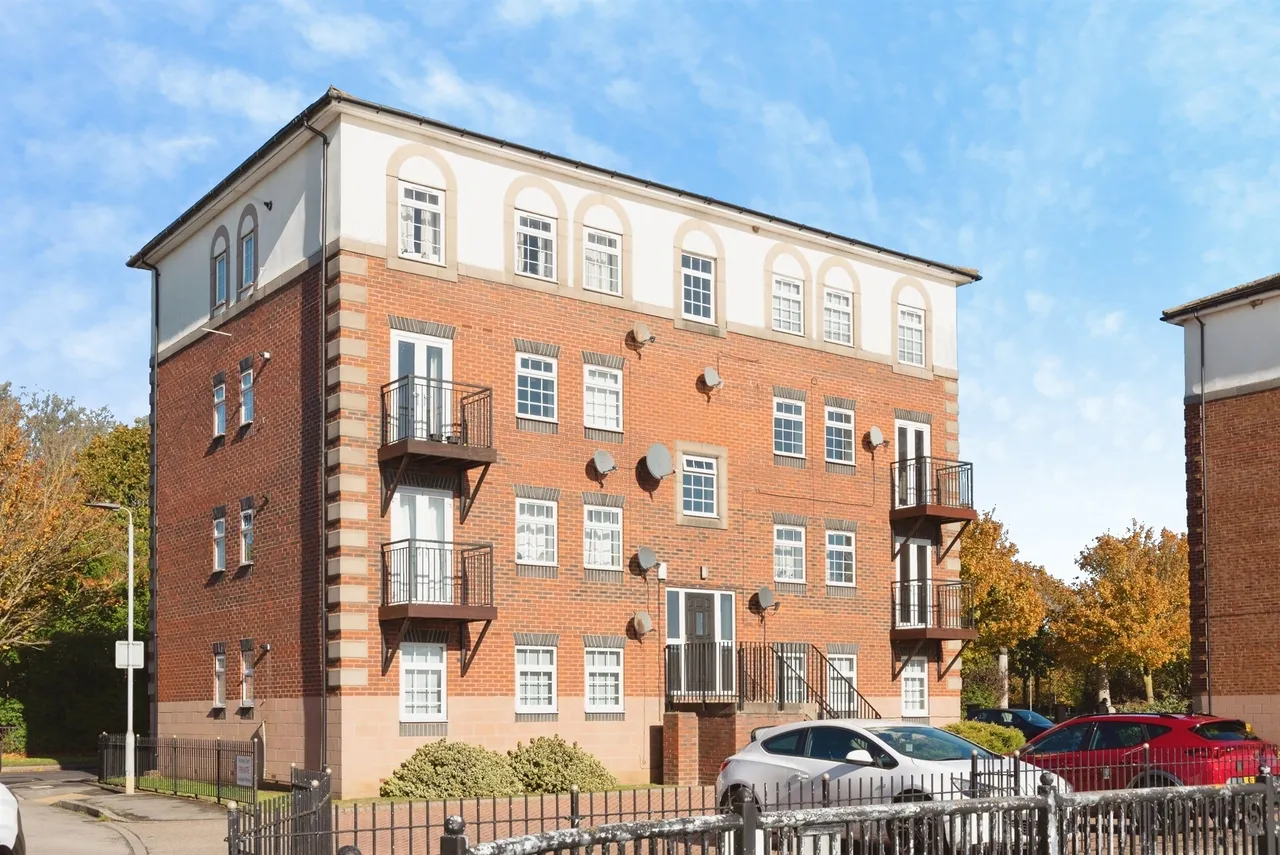 2 bed flat for sale, Sequana Court, Hull, HU9