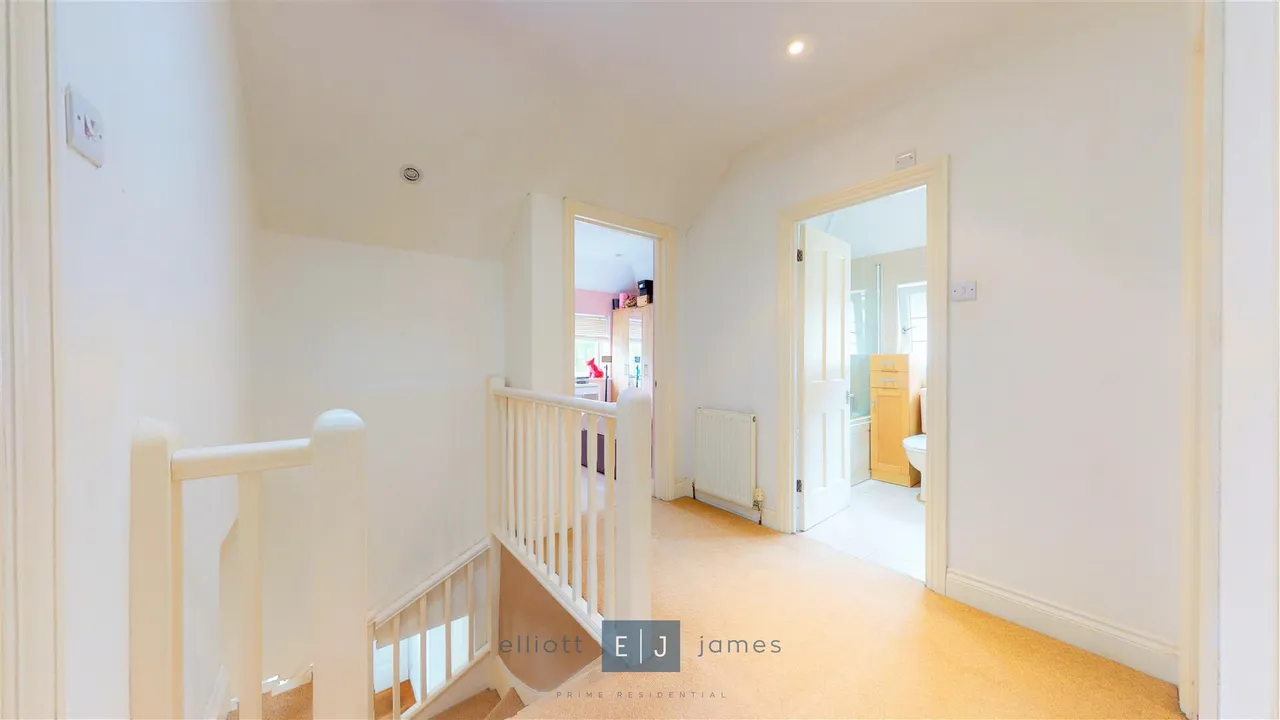 Forest Terrace, High Road, Chigwell, photo 8