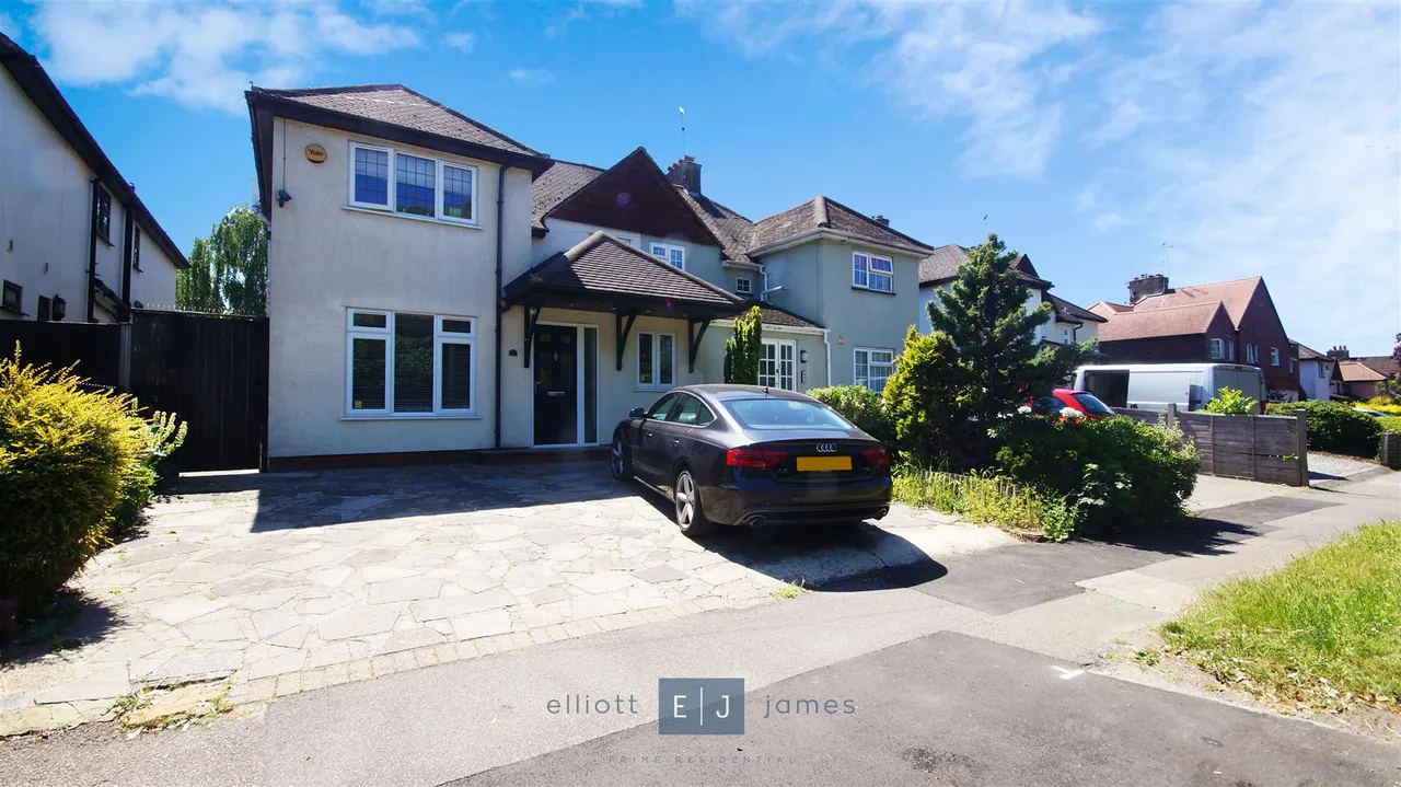 4 bed house for sale — Forest Terrace, High Road, Chigwell
