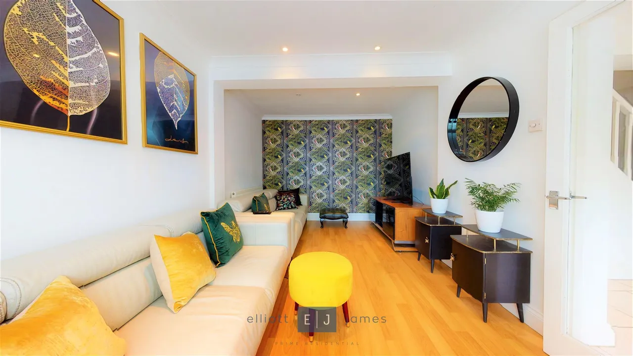 Forest Terrace, High Road, Chigwell, photo 4