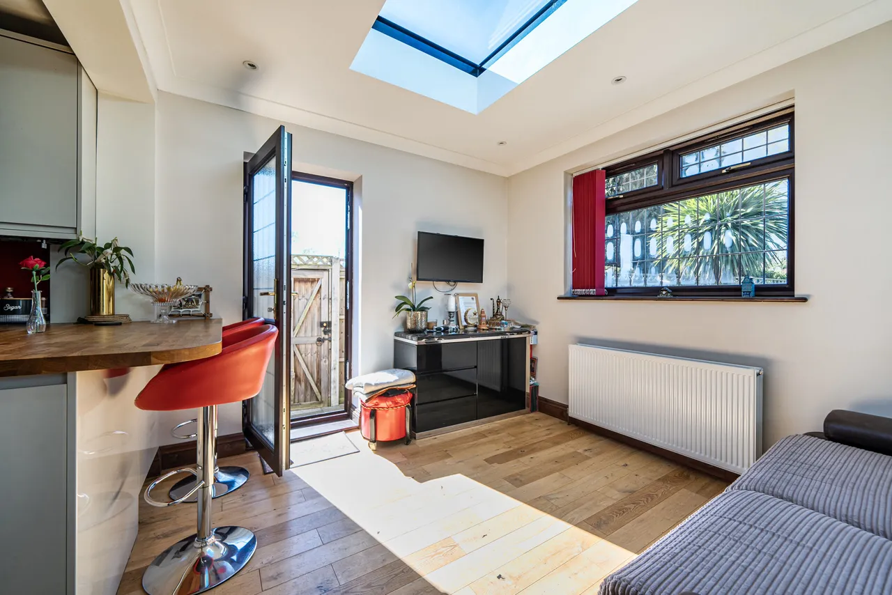 Alverstone Avenue, East Barnet, Barnet, Greater London, EN4 8EE, photo 7