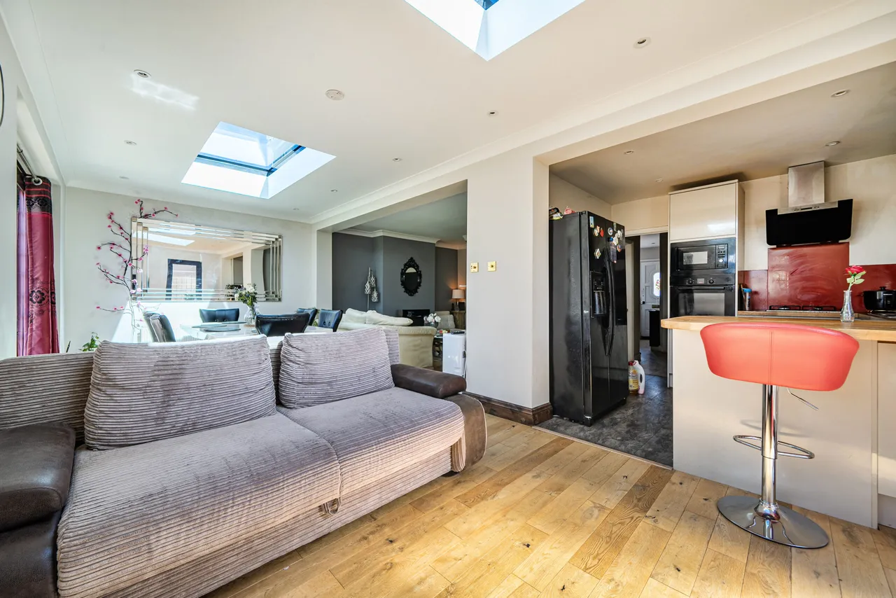 Alverstone Avenue, East Barnet, Barnet, Greater London, EN4 8EE, photo 2