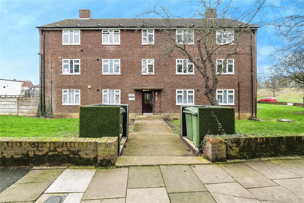 2 bed flat for sale — Claybury Broadway, Ilford, IG5